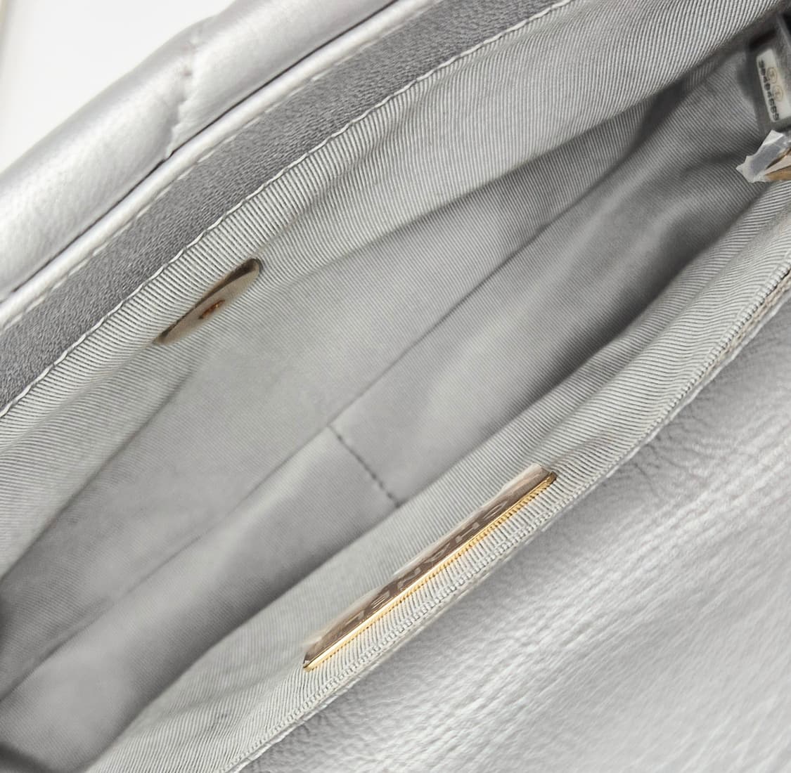 샤넬 19 미듐 실버 플랩 금장 체인 숄더백 상품이미지6