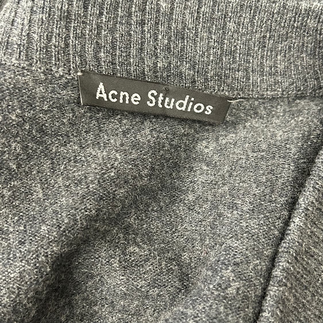 Acne Studios 페이스 로고 챠콜 울 가디건 상품이미지3