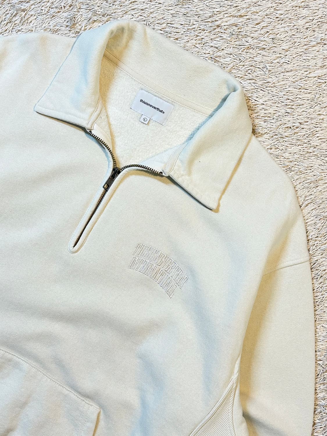 디스이즈네버댓 자수로고 하프 반집업 맨투맨 내츄럴 상품이미지2