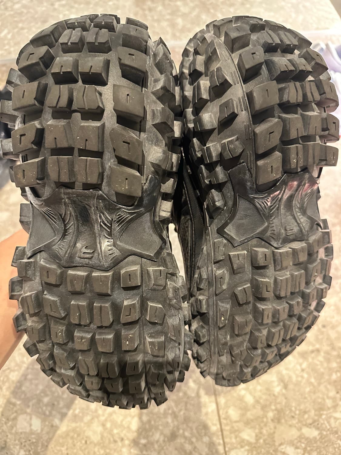 발렌시아가 디펜더 41 상품이미지3