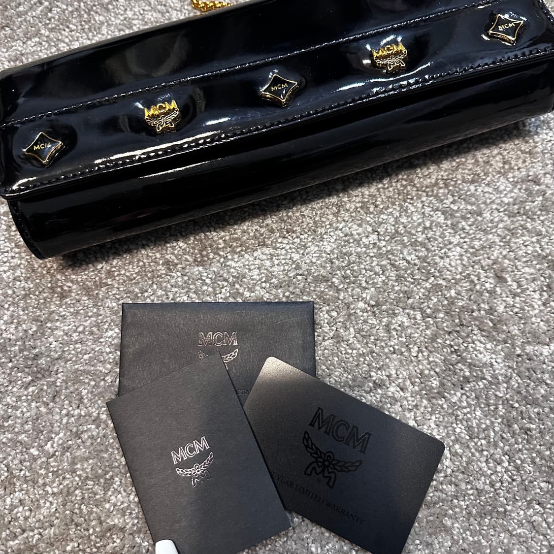 엠씨엠 블랙 페이턴트 가죽 체인백 상품이미지6