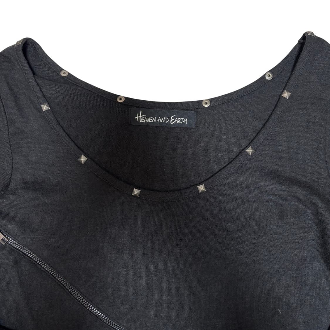 heaven and earth 지퍼 디테일 오프숄더 롱슬리브 상품이미지3