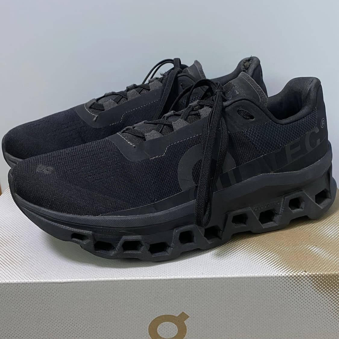 온러닝 클라우드 몬스터 올블랙 250 판매합니다. 상품이미지1