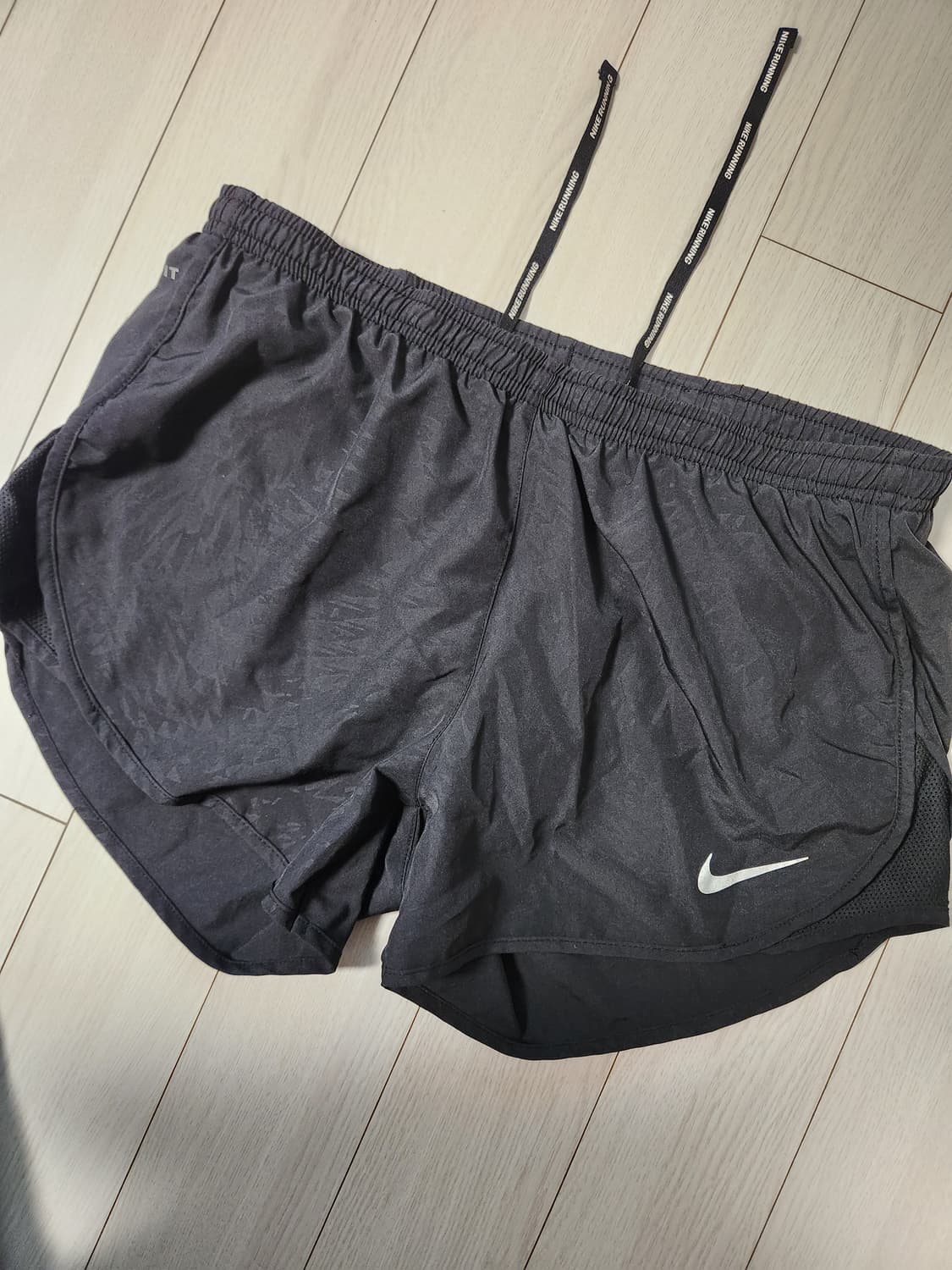 나이키 우먼 드라이 템포 쇼츠 러닝 반바지 사이즈m

속바지 있고 뒷주머 상품이미지1