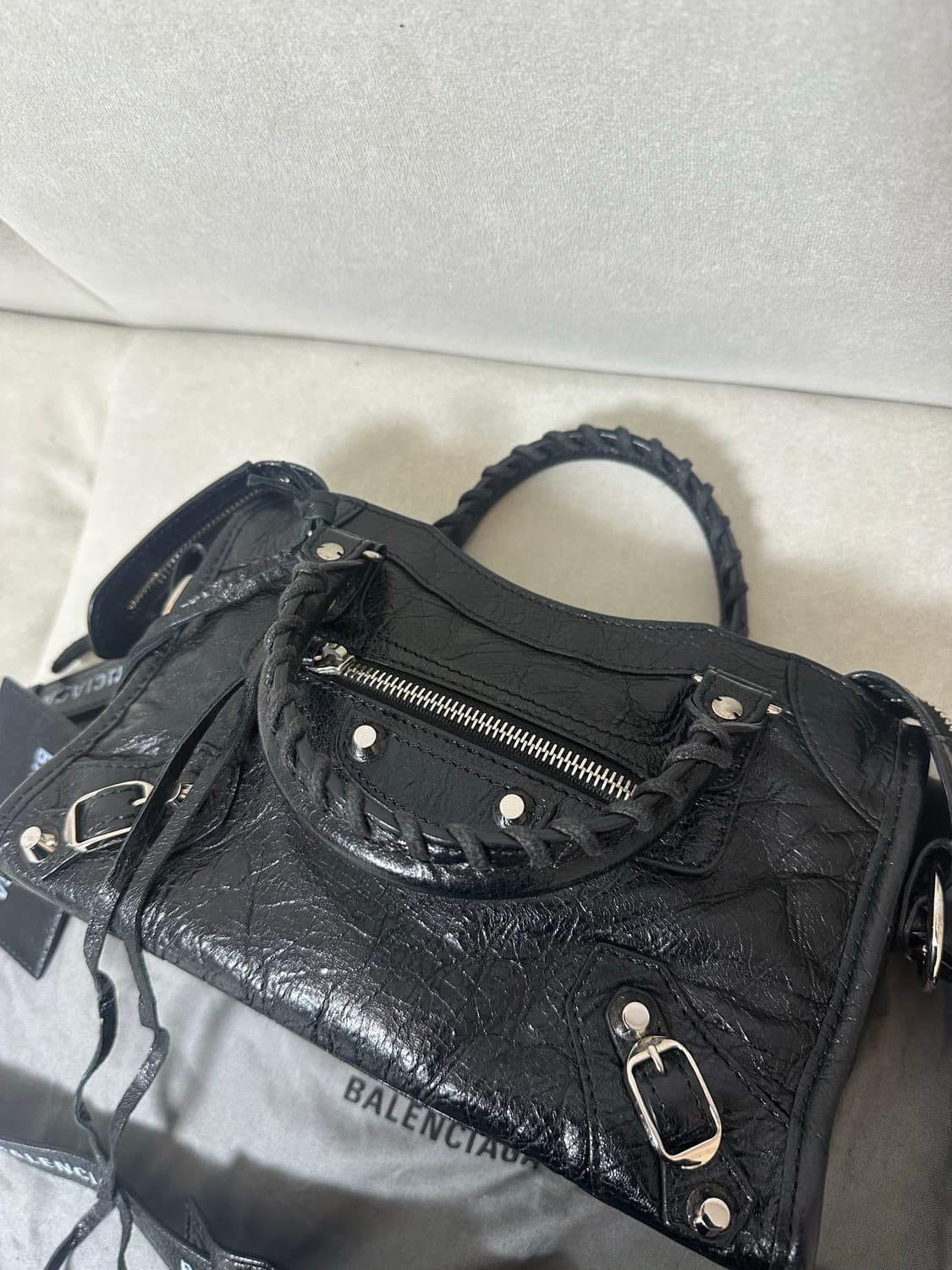 [SA 정품] 발렌시아가 로고스트랩 시티 모터백 블랙 상품이미지7