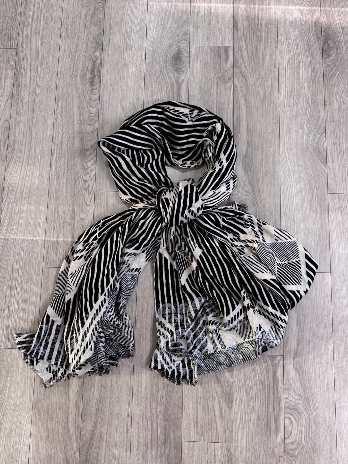 마크제이콥스 스트라이프 패턴 스카프 상품이미지1