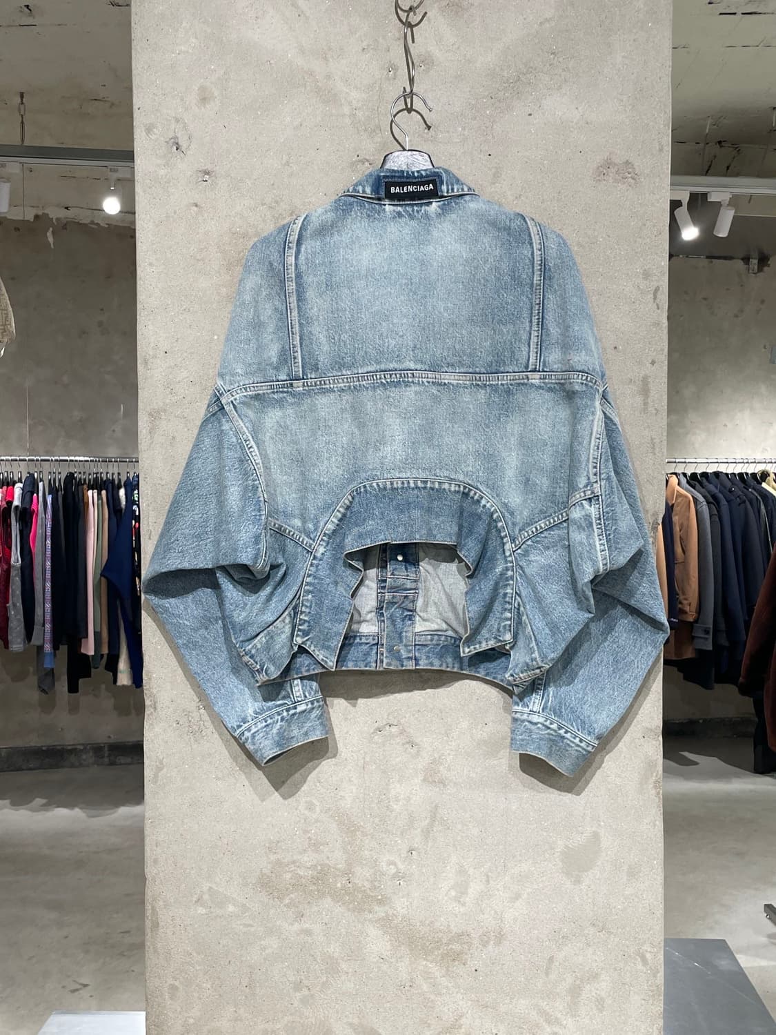 발렌시아가 연청 업사이드 다운 데님 자켓 상품이미지6
