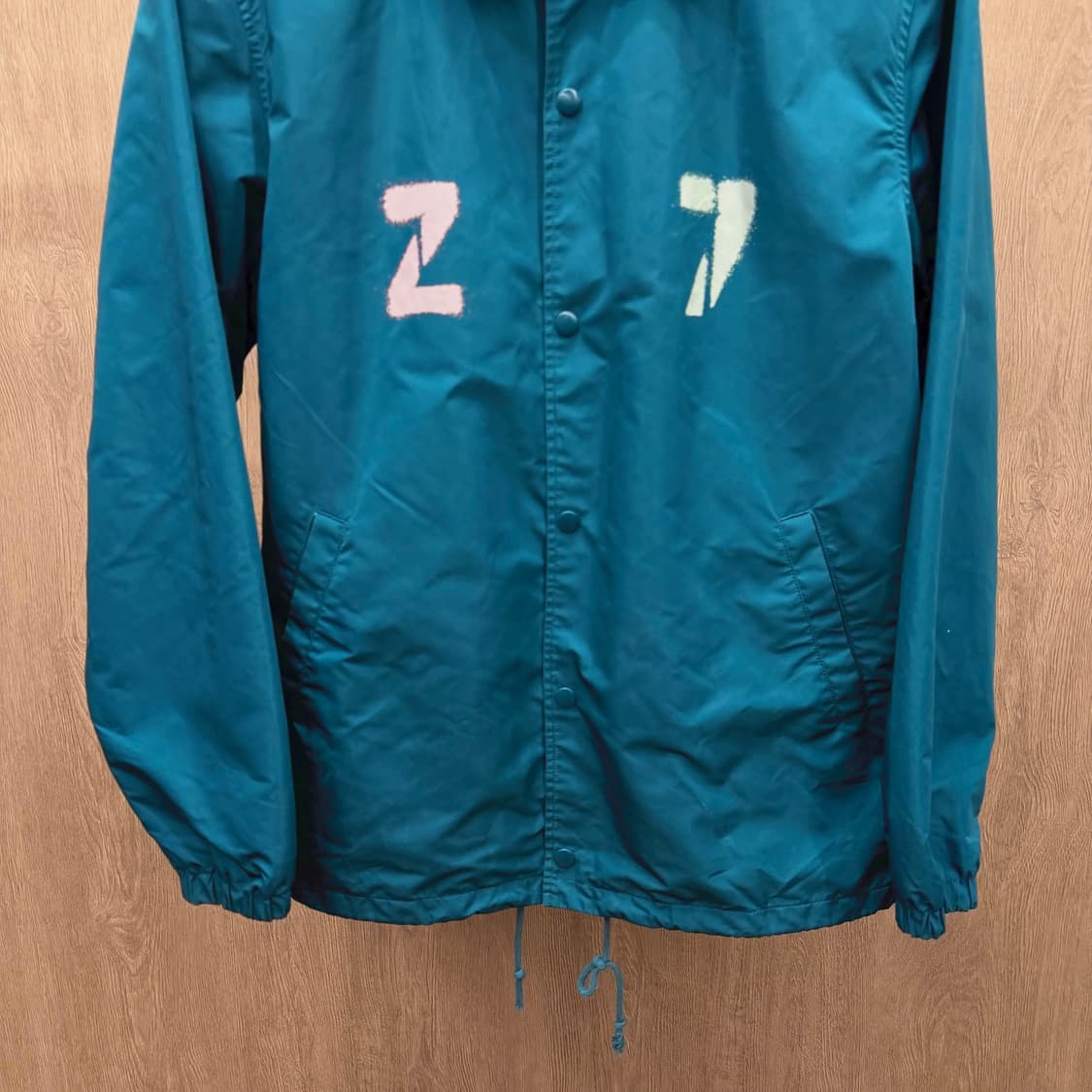 언더커버 코치 자켓 백 피라미드 프린팅 밑단 스트링 레귤러핏 틸 블루 상품이미지5