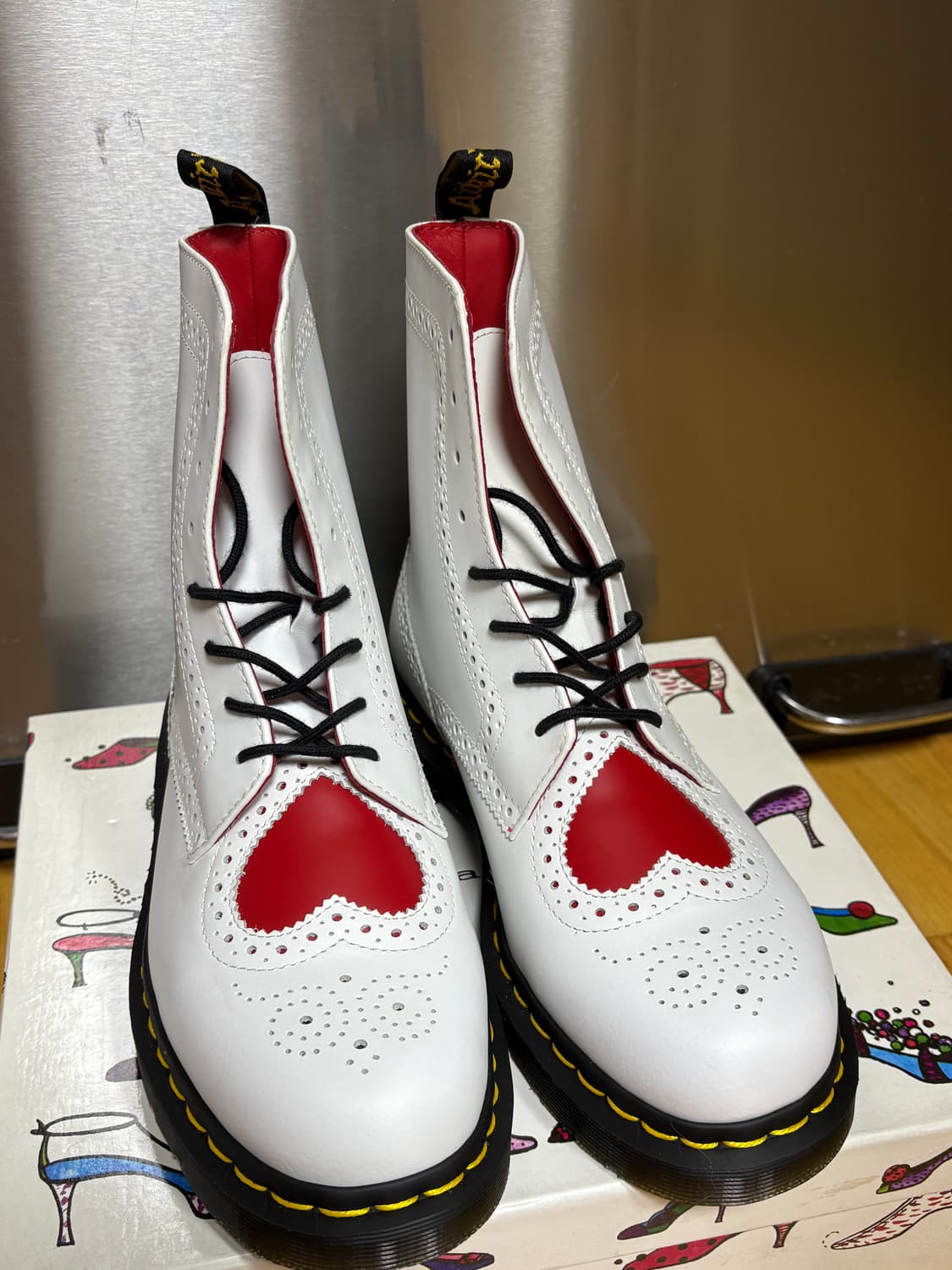 닥터마틴 발렌타인 한정 벤틀리 하트(UK6,US8) 8홀 부츠 새상품 상품이미지1