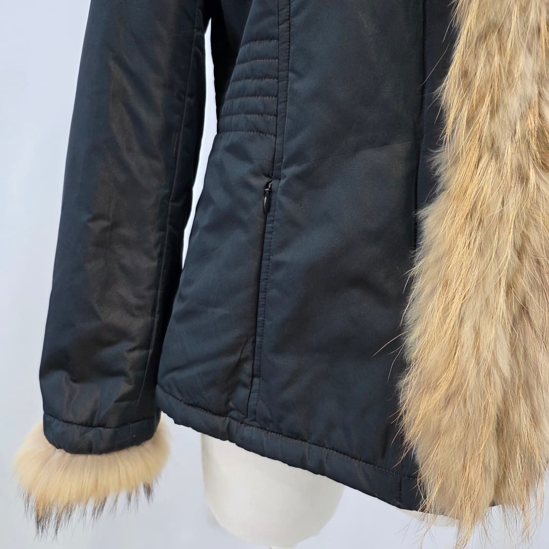 Mon 블랙 실크 라쿤 퍼 트리밍 하이넥 패딩자켓 상품이미지8