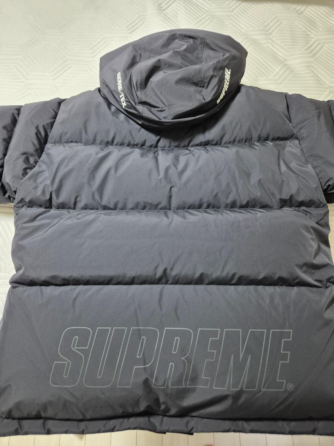 24fw. 슈프림 고어텍스 900필 다운패딩 블랙 M 상품이미지4