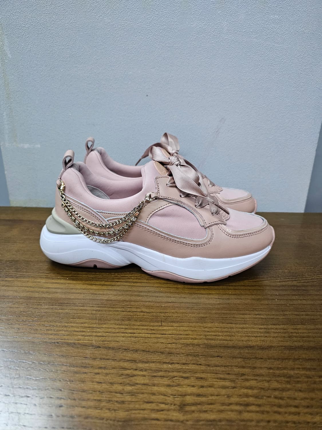 슈콤마보니 체인 리본 스니커즈 상품이미지2