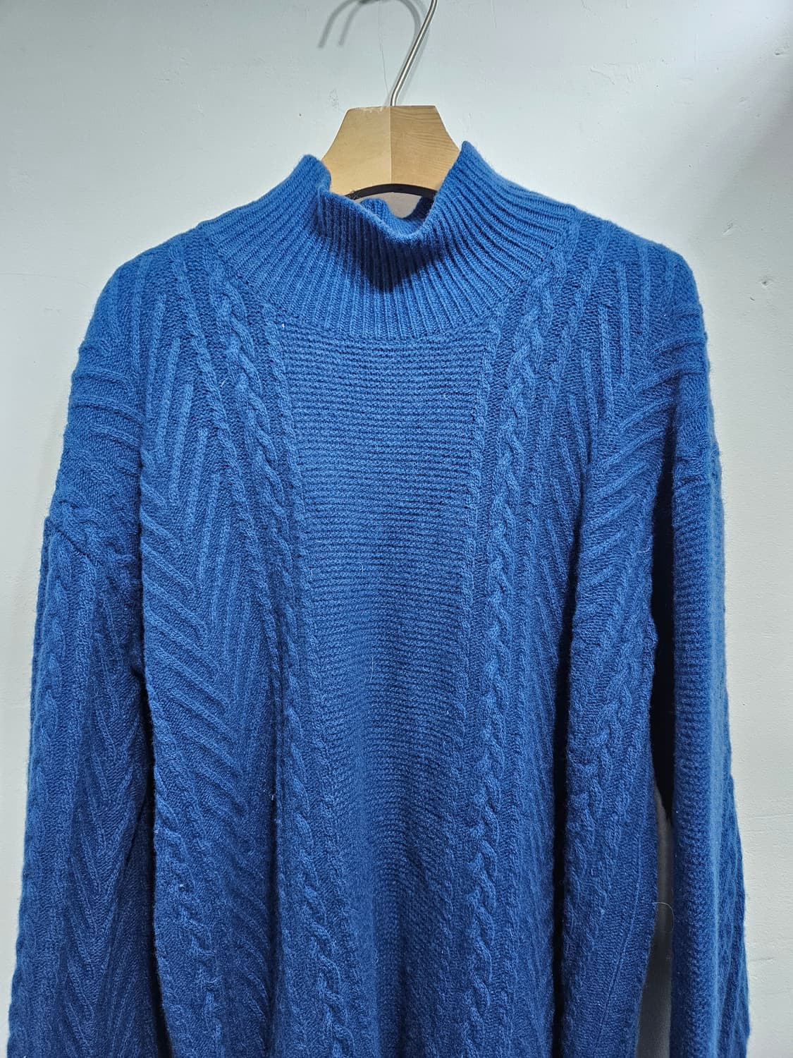 청색 꽈배기 터틀넥 니트 풀오버 상품이미지2