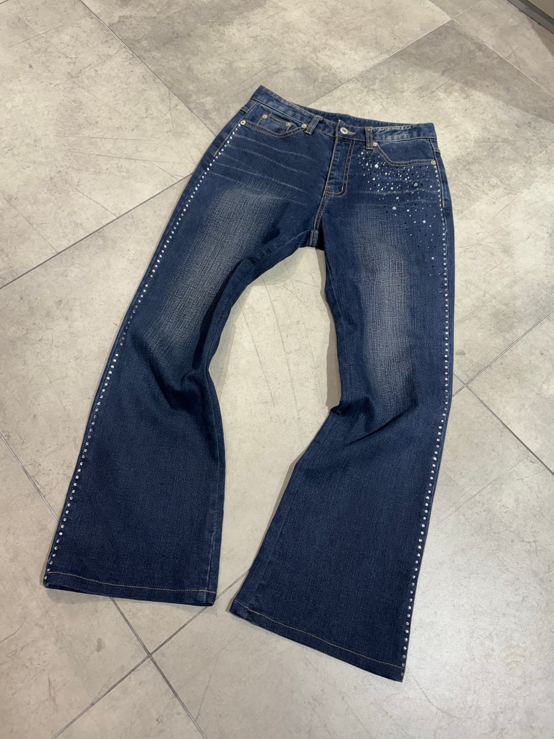 큐빅 디테일 세미 부츠컷 데님 팬츠 상품이미지1