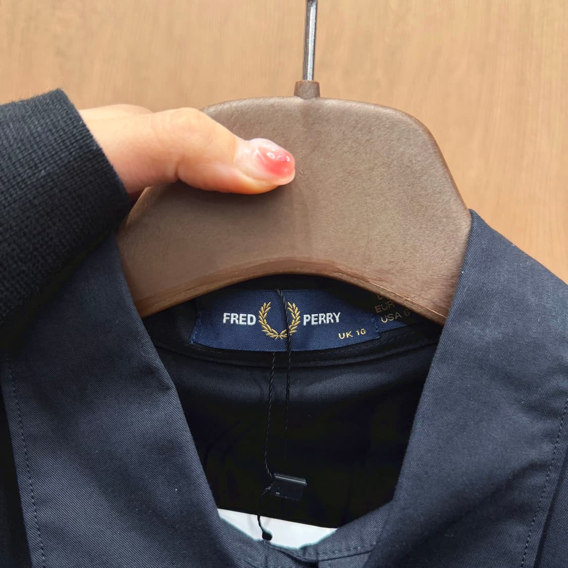 프레드 페리 클래식 롱 셔츠 미니멀 월계수 로고 자수 포켓 디테일 블랙 상품이미지7