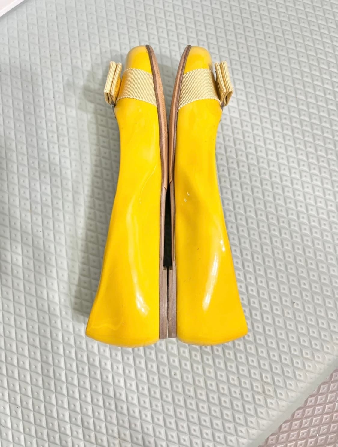  페레가모ㅡ 노랑색 바라 플랫슈즈 225~230 상품이미지5