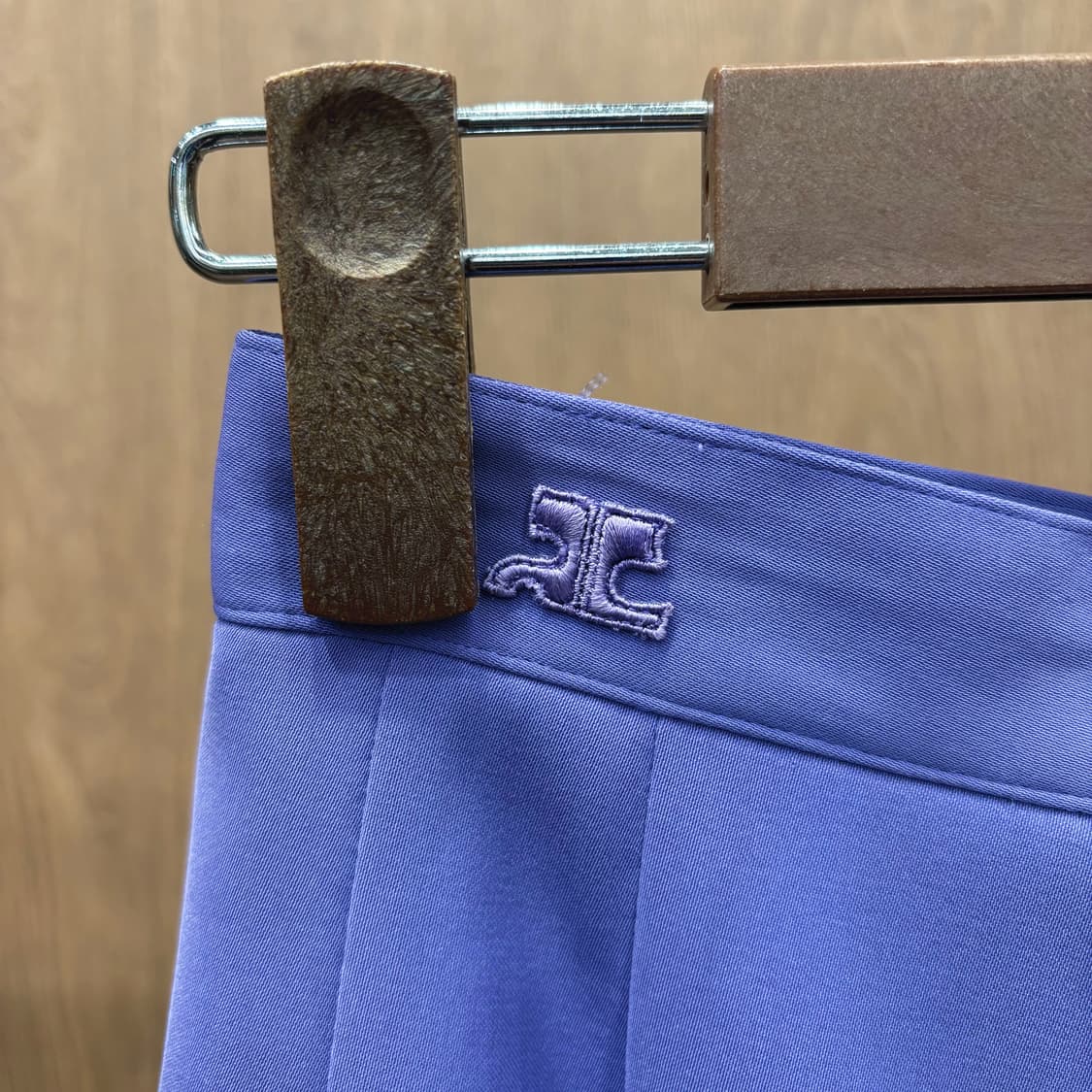 꾸레쥬 플리츠 미디 스커트 버튼 랩 로고 자수 디테일 A라인 라이트 퍼플 상품이미지6