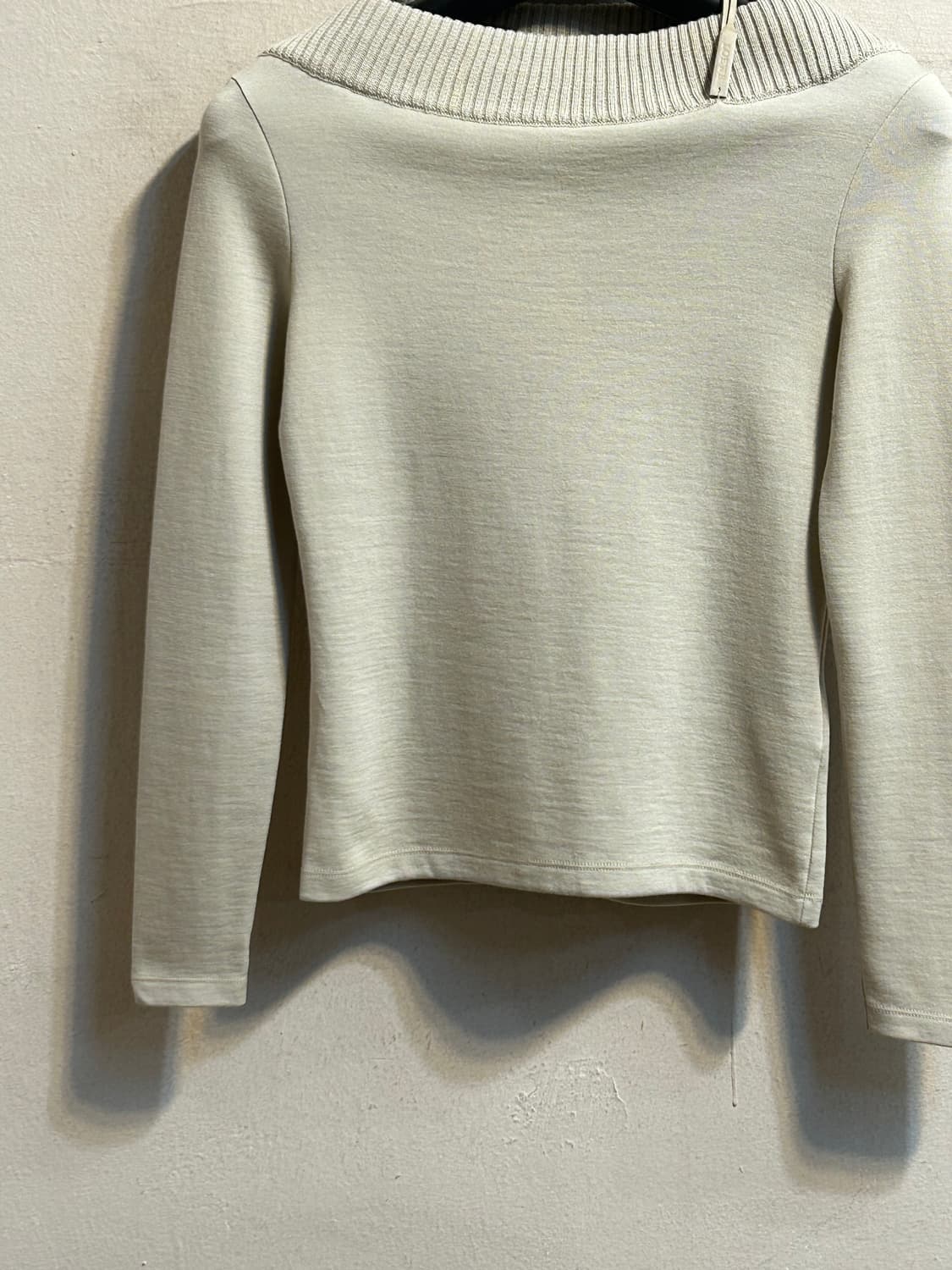 로에베 립 카라 니트 탑 상품이미지3