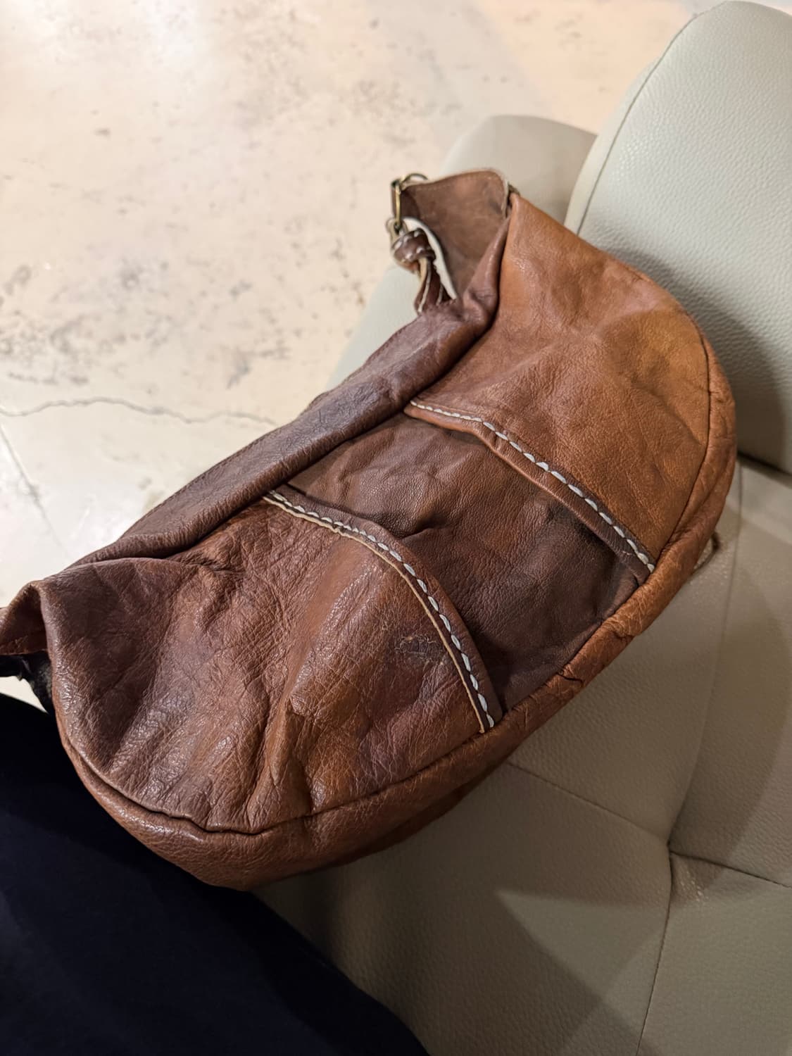 Distressed real leather crescent bag 상품이미지6