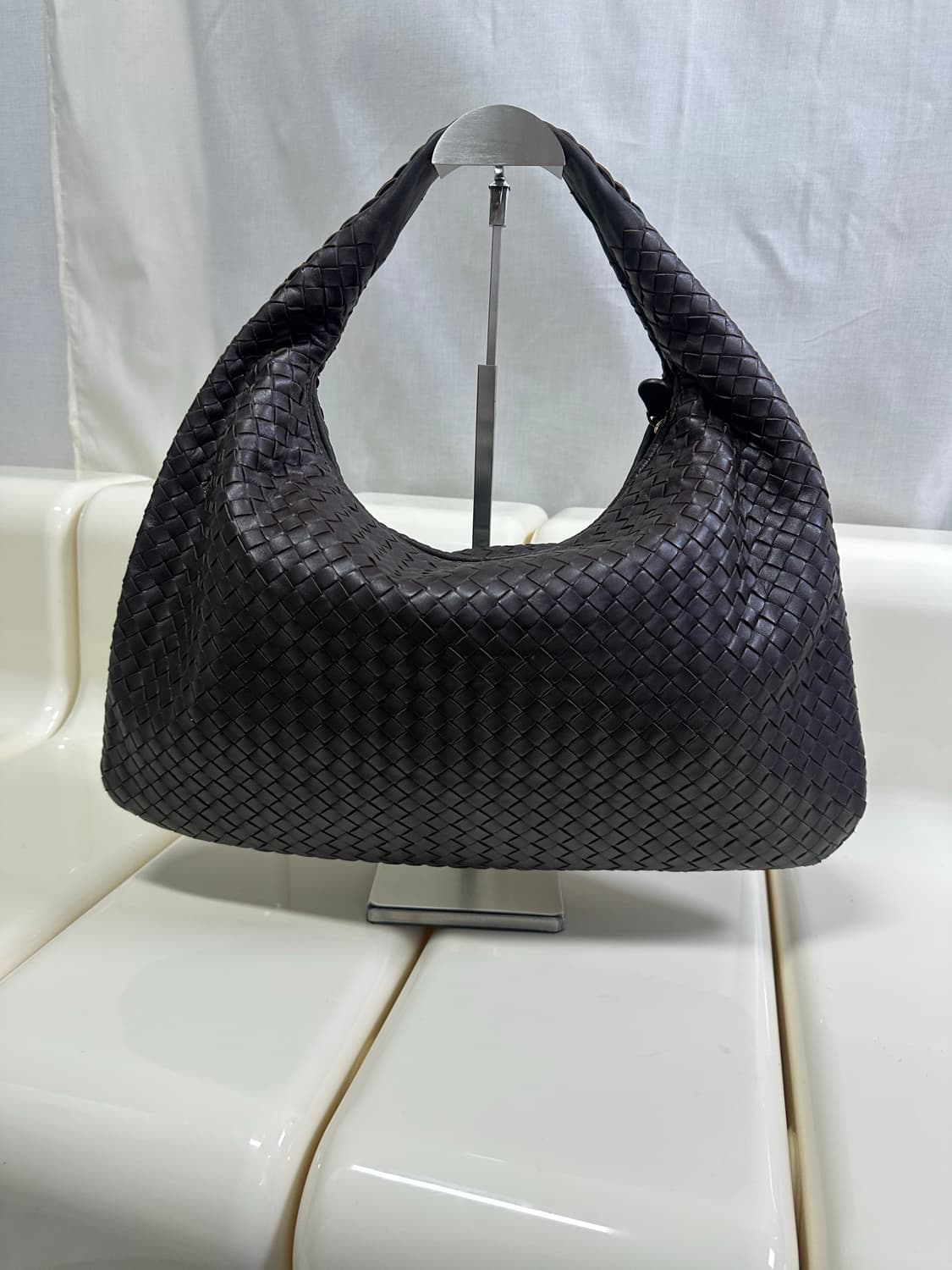 [A+ 정품] 보테가베네타 호보백 미디움 다크브라운 상품이미지1