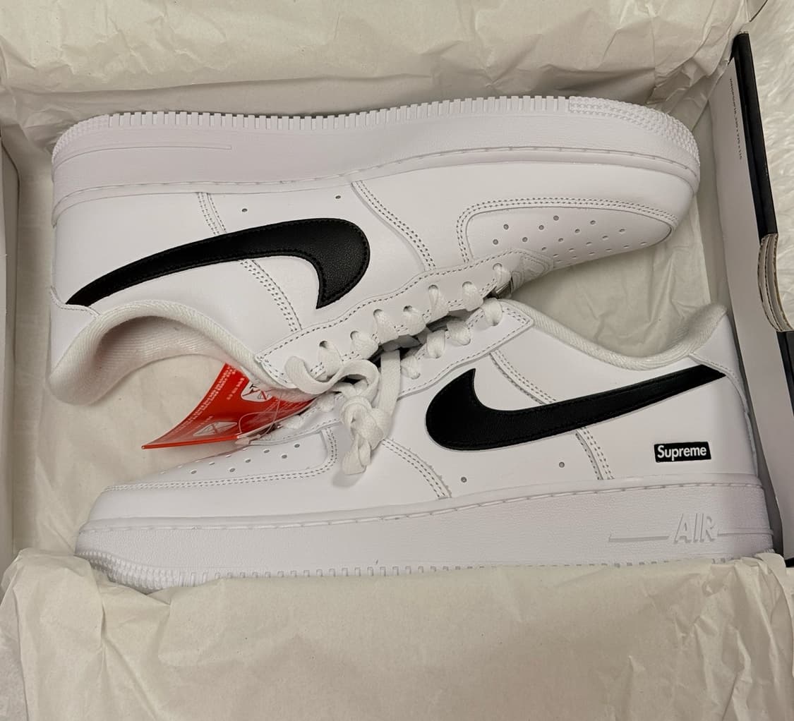 (275) 나이키 x 슈프림 에어 포스 1 로우 화이트 흰검 상품이미지3