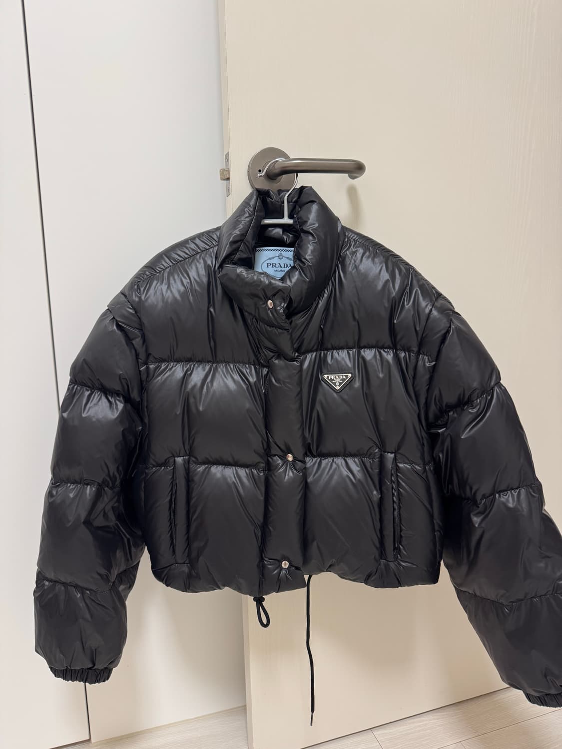 (W) 프라다 리나일론 크롭 컨버터블 다운 자켓 블랙 상품이미지1