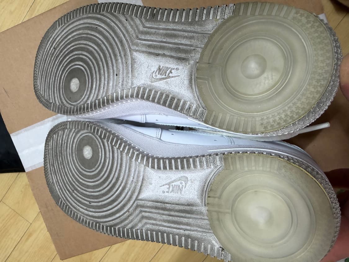 나이키 에어포스1'07 로우 화이트 팝니다. 상품이미지3