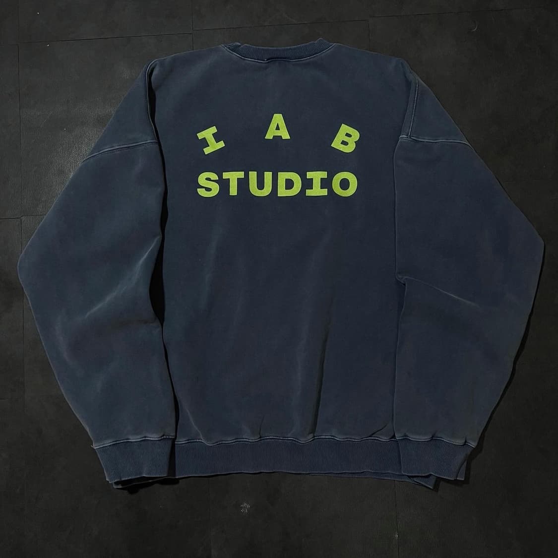 IAB STUDIO 피그먼트 네이비 맨투맨 상품이미지3