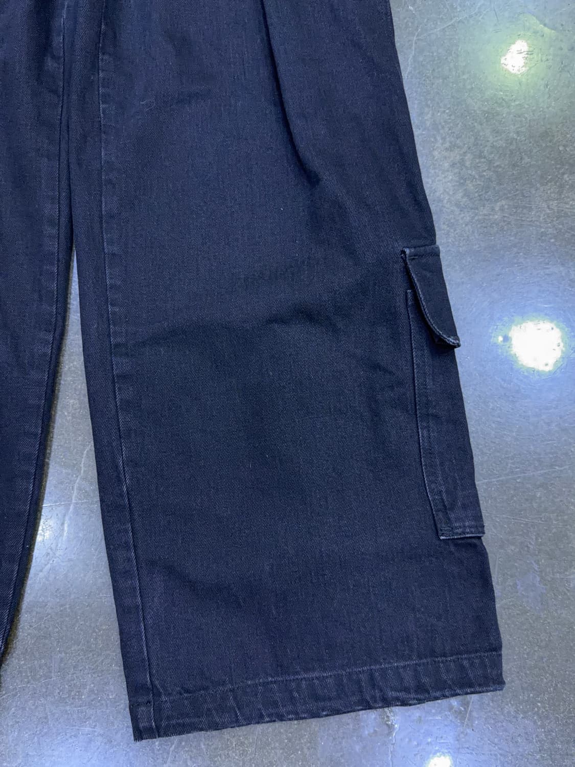 우스퀘어 핀턱 멀티카고 와이드핏 데님팬츠 블랙 30 상품이미지6