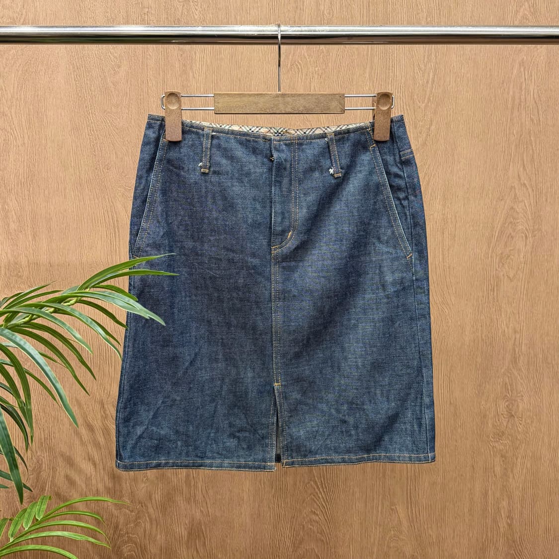 버버리 런던 데님 미디 스커트 프론트 슬릿 스티치 디테일 H라인 흑청 상품이미지1