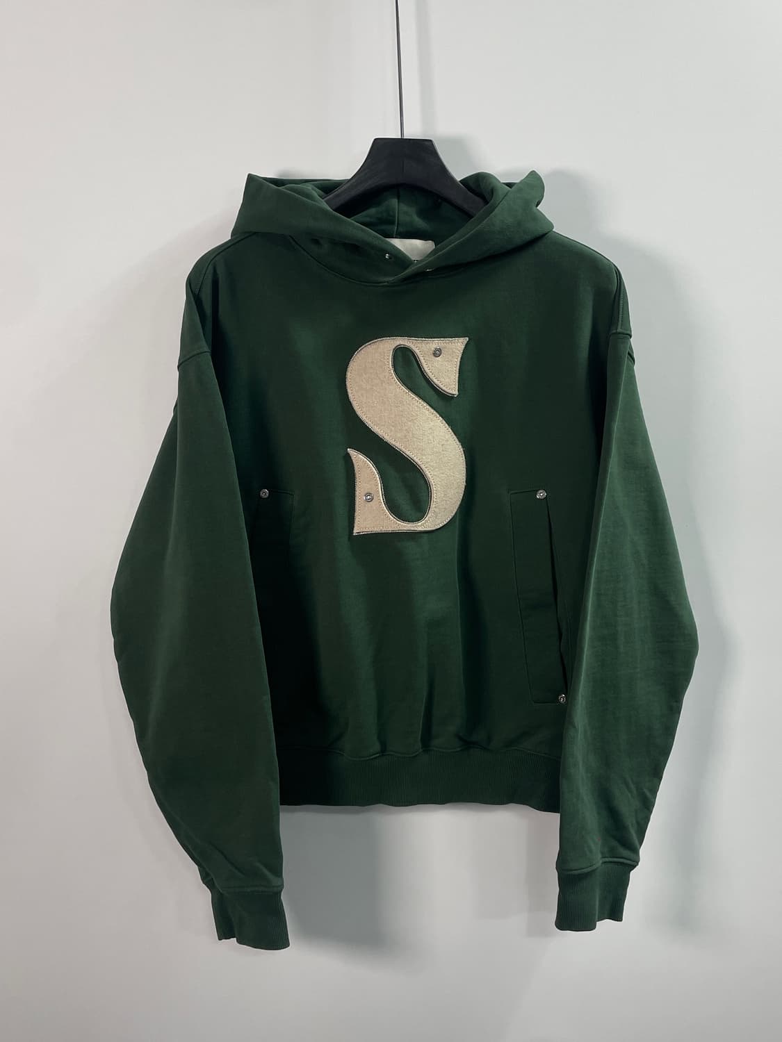 세터 리벳 아플리케 후드티  (on.298) 상품이미지1