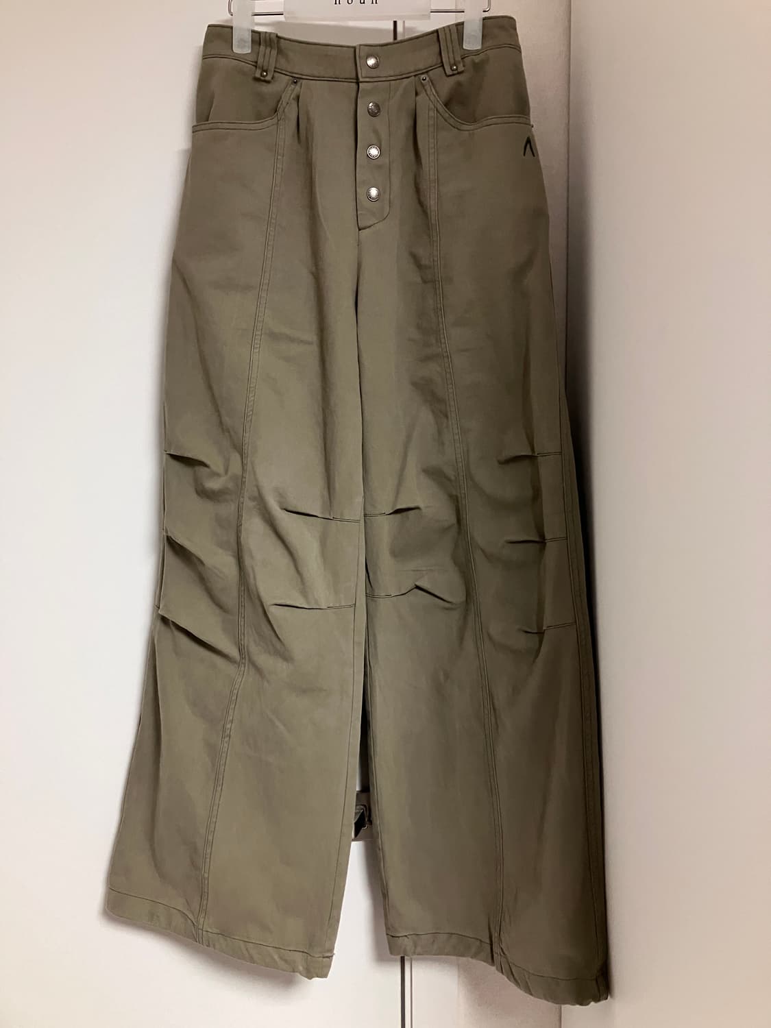 Aakam knee pin-tuck studded cotton pants 상품이미지1