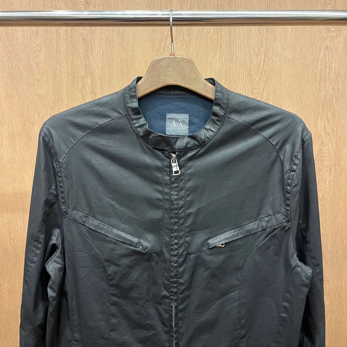 아르마니 익스체인지 자켓 로우 스탠드 카라 스냅 버튼 디테일 블랙 상품이미지4