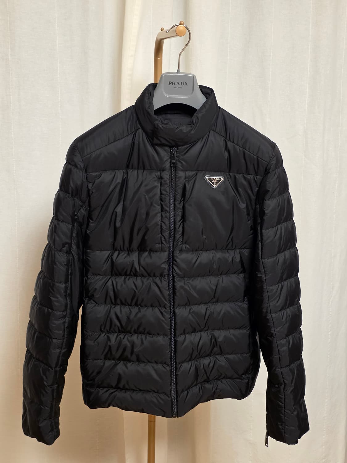 [새상품급 / 50 ] 프라다 리나일론 삼각로고 다운 숏 패딩 자켓 블랙 상품이미지1