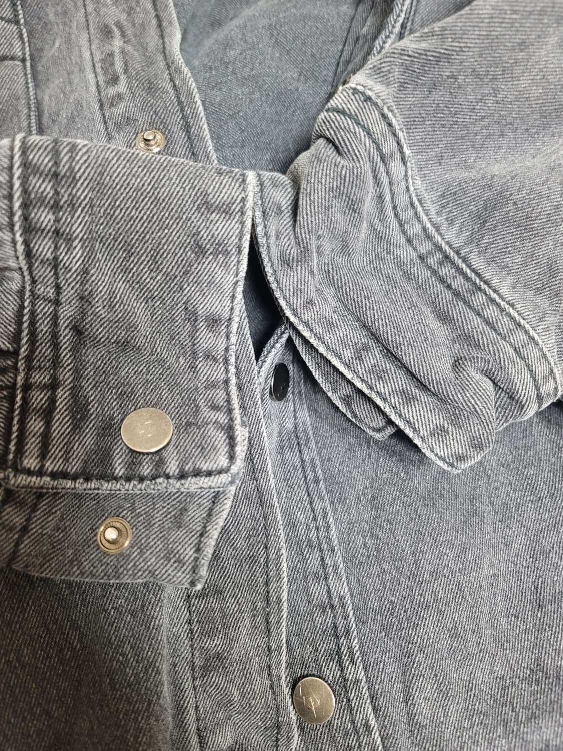 ANDEW 오버핏 데님 흑청 트러커자켓 105사이즈 상태굿

 상품이미지3