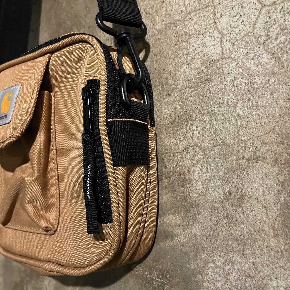 칼하트 wip 미니 크로스백 상품이미지3