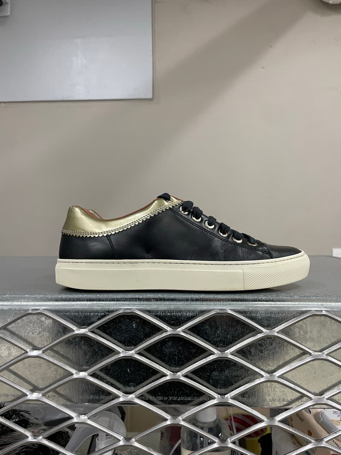 지방시 블랙 레더 스니커즈 38 상품이미지4