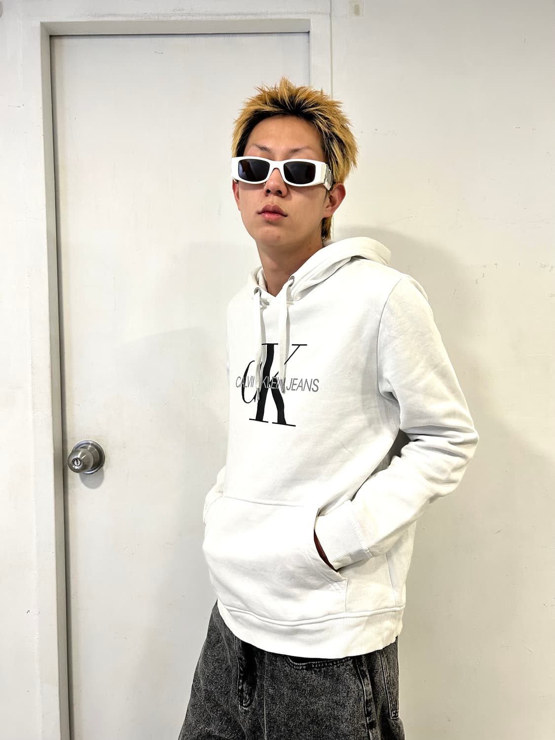 Calvin Klein White Hoodie 상품이미지3