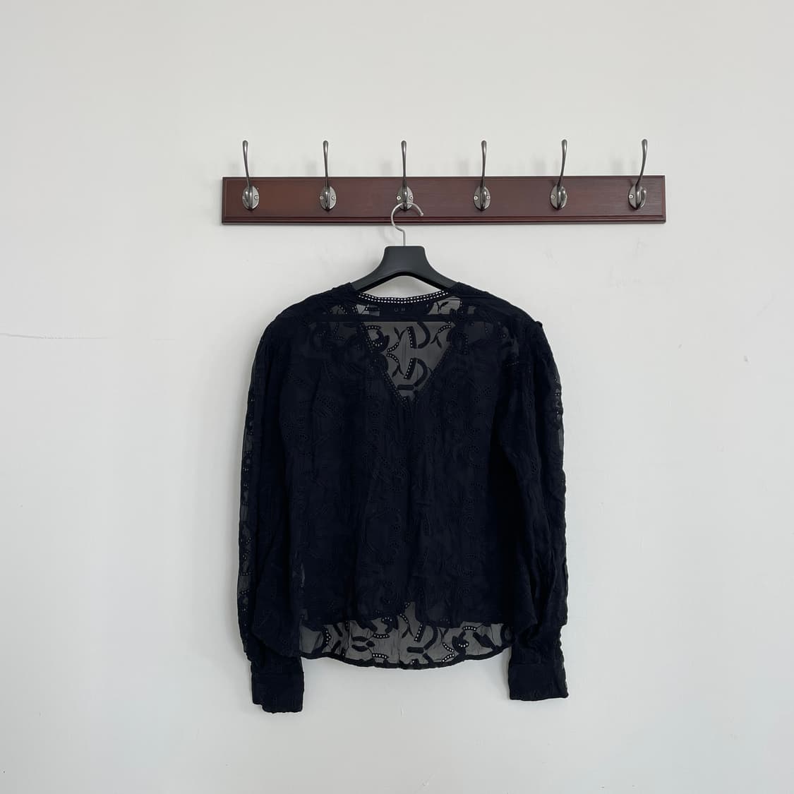 21년식 이로 블랙 레이스 V 넥 코튼 블라우스 상품이미지3