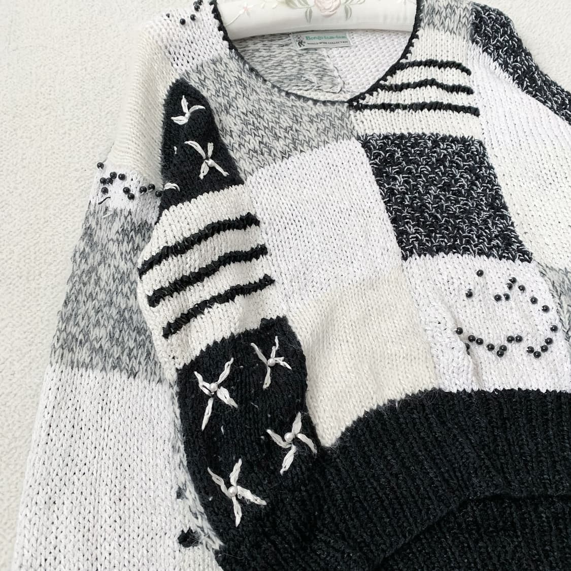 무채색 패치 진주 루즈핏 니트 상품이미지1