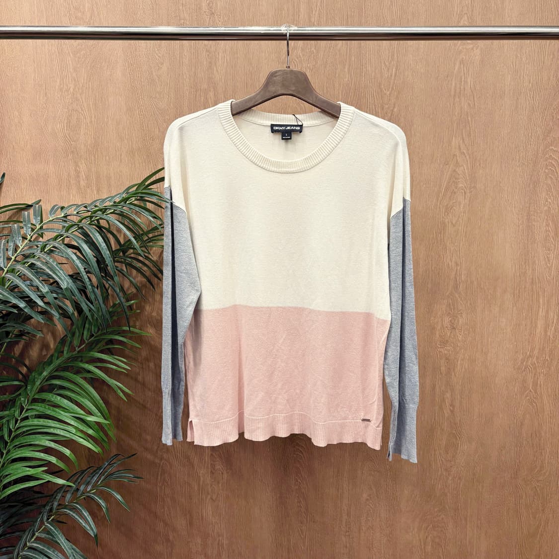 도나카란 뉴욕 라운드넥 니트 컬러 블록 사이드 슬릿 디테일 아이보리 상품이미지1