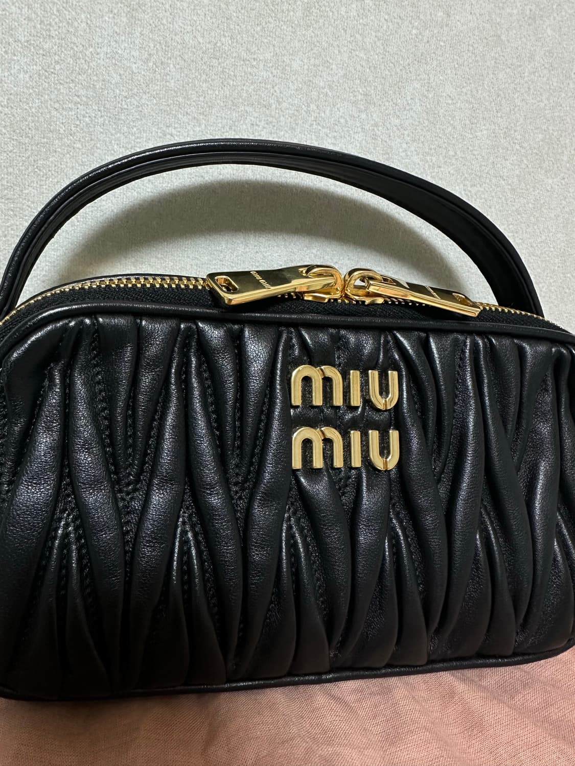 [A+ 정품] 미우미우 마테라쎄 탑핸들 크로스백 상품이미지5