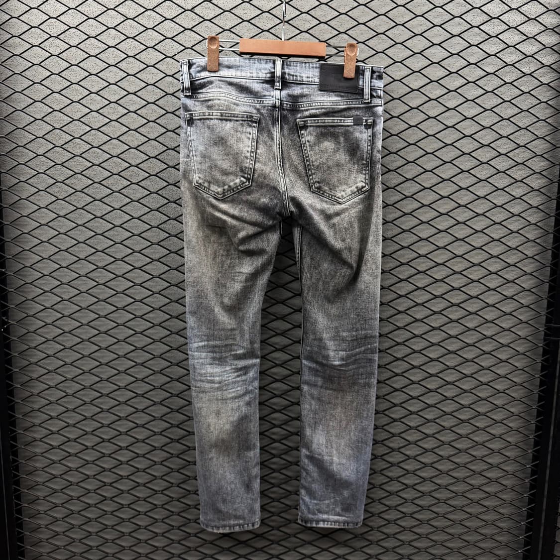 캘빈클라인 위싱 데님 팬츠 미드라이즈 화이트 브러싱 백포켓 로고 디테일 상품이미지3