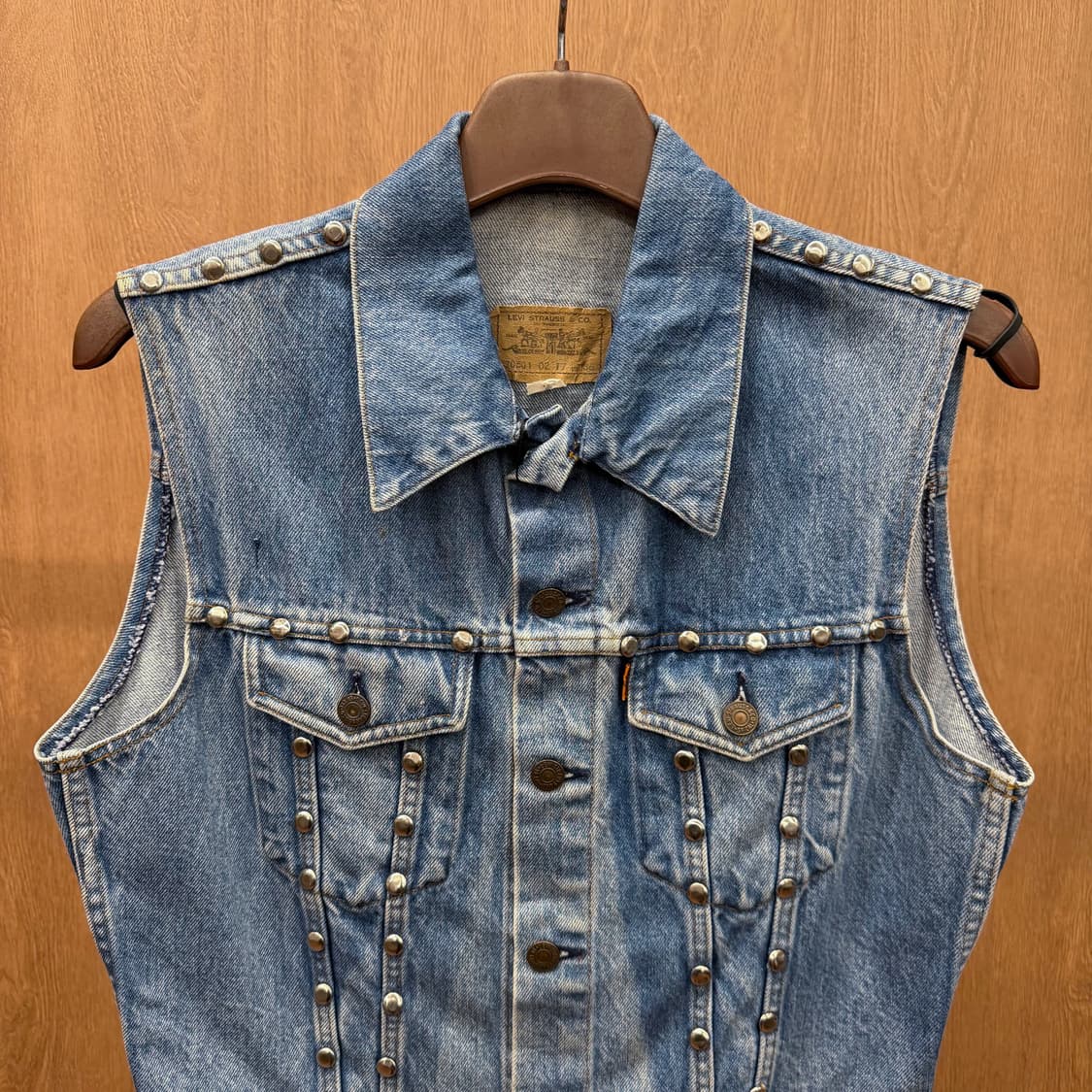 리바이스 클래식 데님 슬리브리스 베스트 메탈 스터드 워싱 디테일 중청 상품이미지4