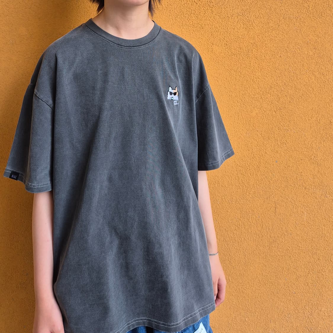 힙캣 JUST DRINK IT 자수 티셔츠 (차콜.피그먼트워싱) 상품이미지6