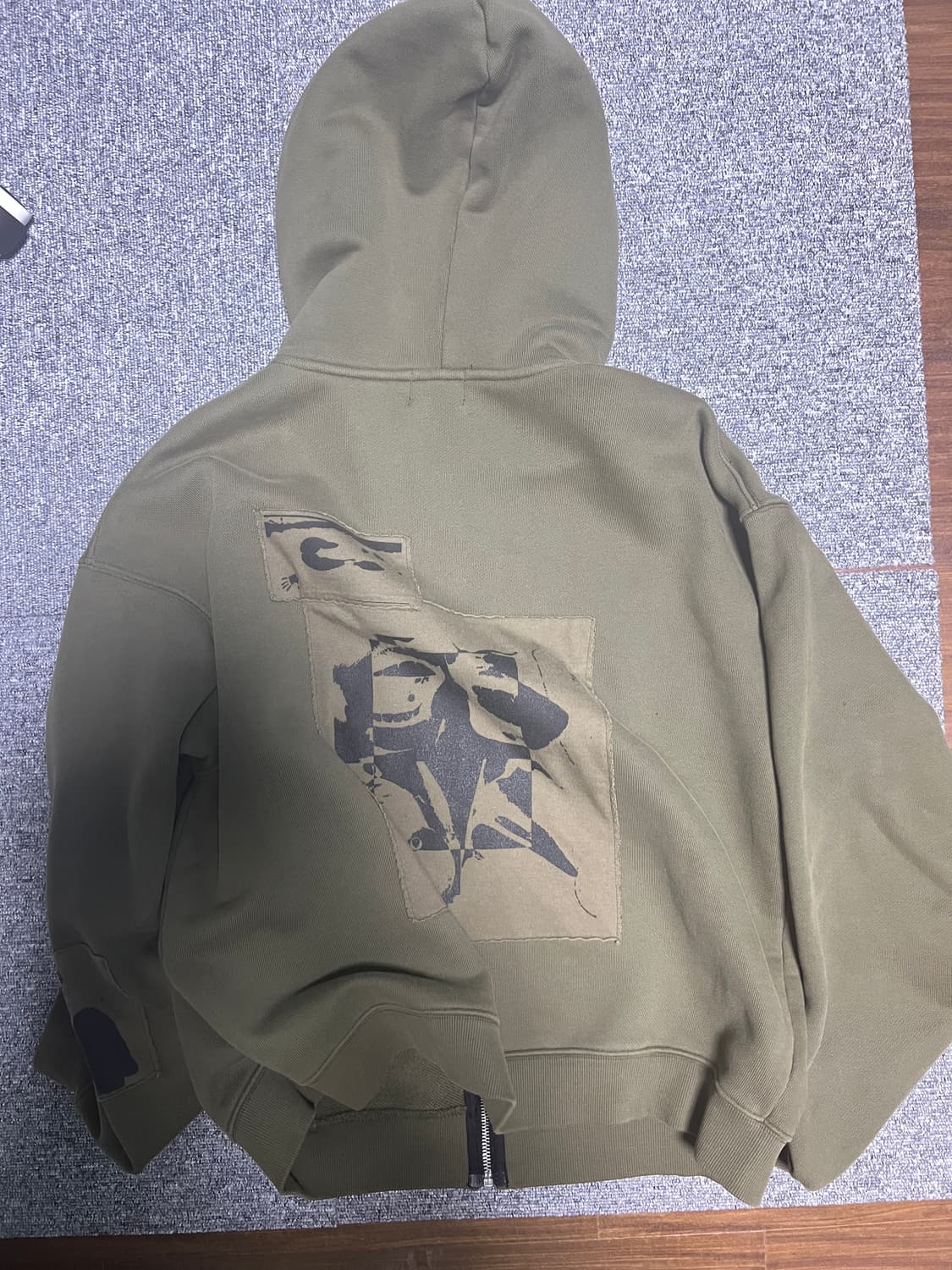 에모스탠스클럽 워시드 비엔나홀스 패치 후드 (카키) 상품이미지2