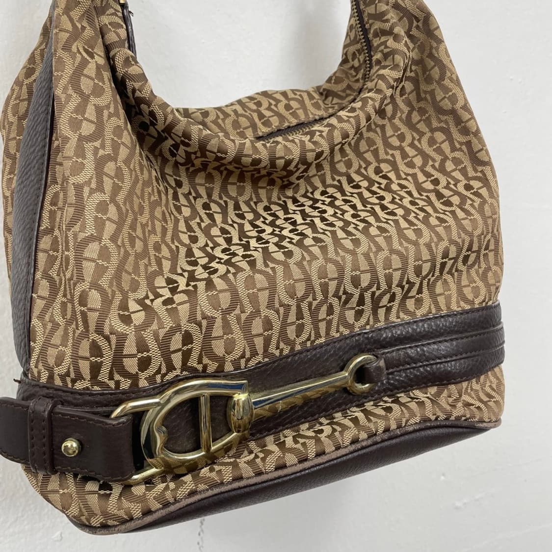 아이그너 AIGNER 브라운 모노그램 가죽 호보백 상품이미지3