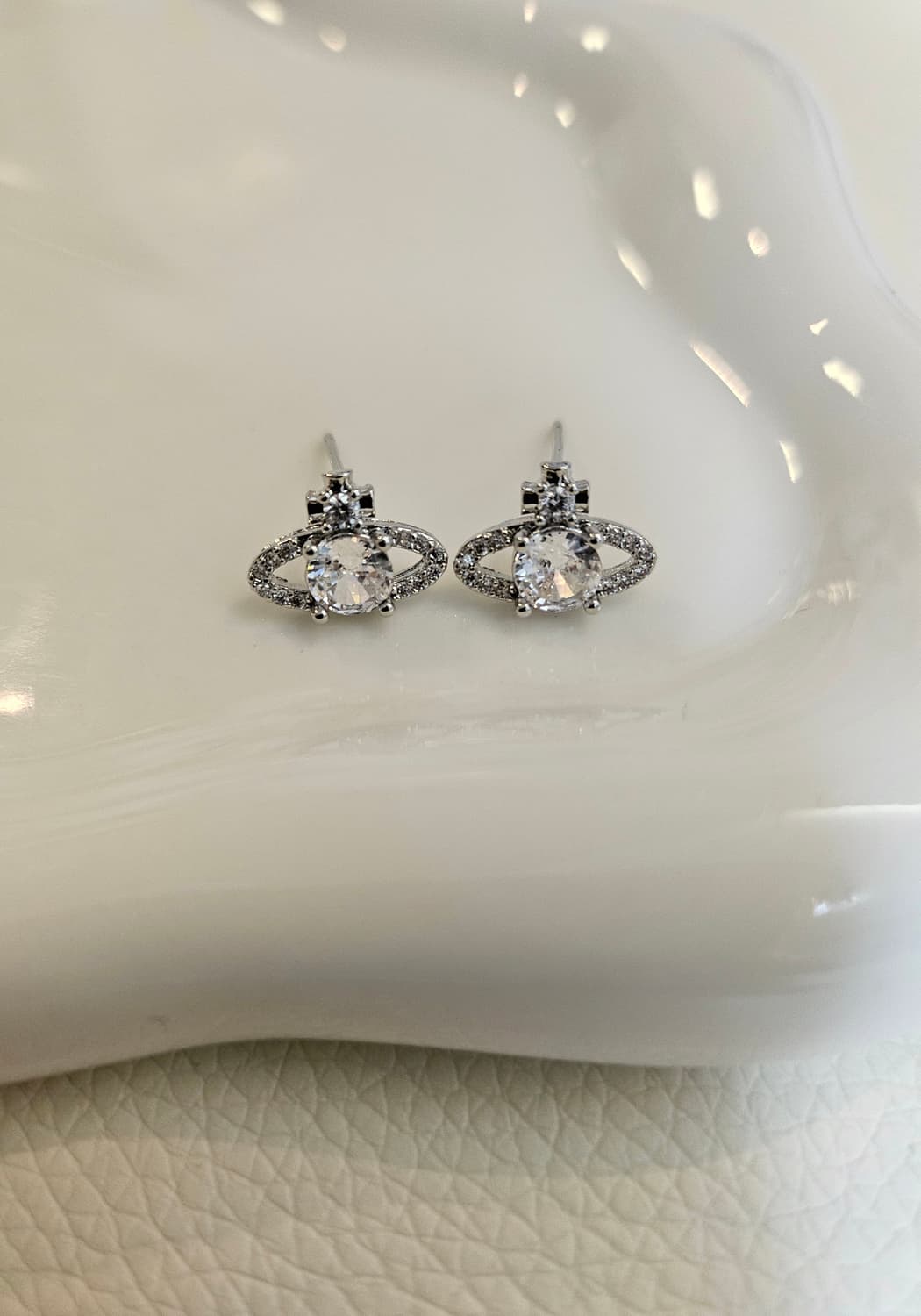 비비안웨스트우드 업사이클링 큐빅 미니 귀걸이 상품이미지5