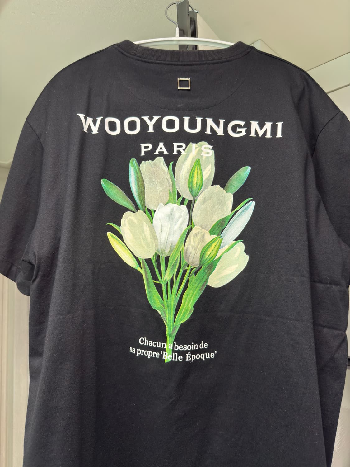 우영미 플라워 프린트 백로고 티셔츠 블랙 -22SS 상품이미지1