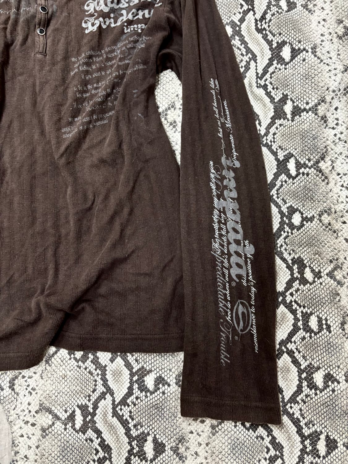 “Impala” 00’s Lettering Brown Sleeve 상품이미지2